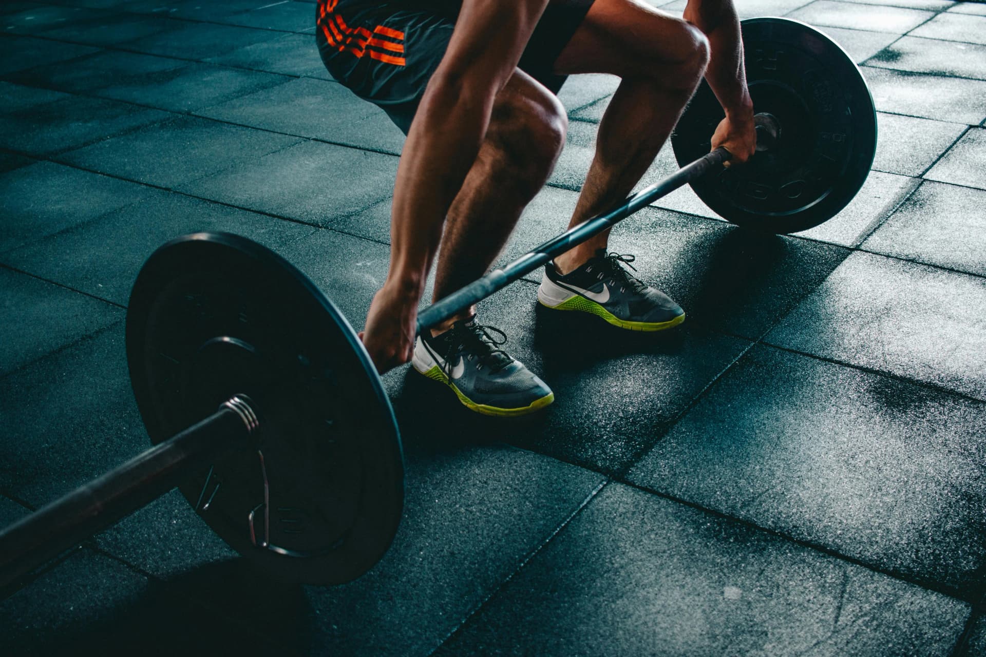 Mujer entrenando en el gimnasio